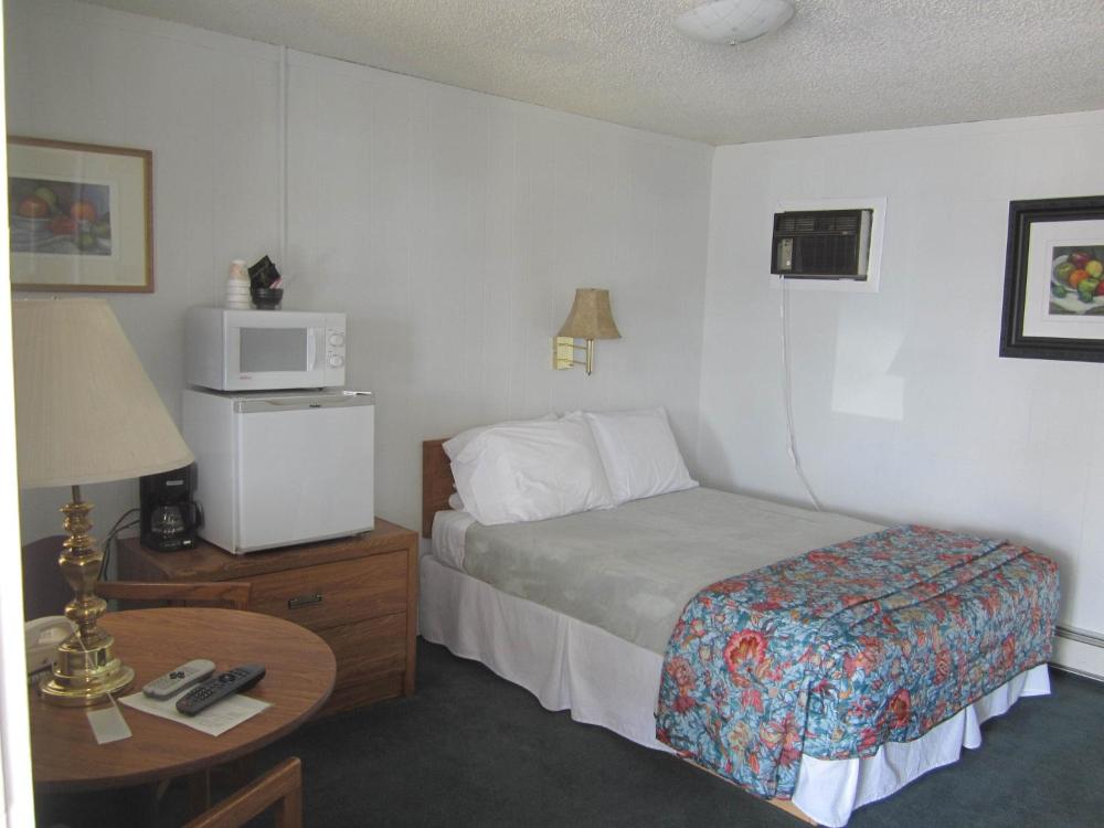 Queen Room - Non-Smoking interior