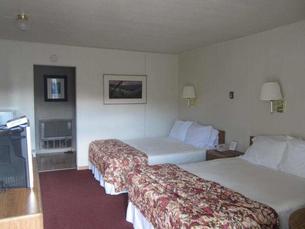 Queen Room with Two Queen Beds - Non-Smoking interior